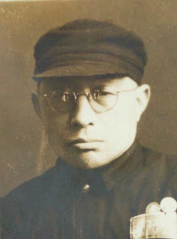 刘仲民同志纪念照片和奖章证书