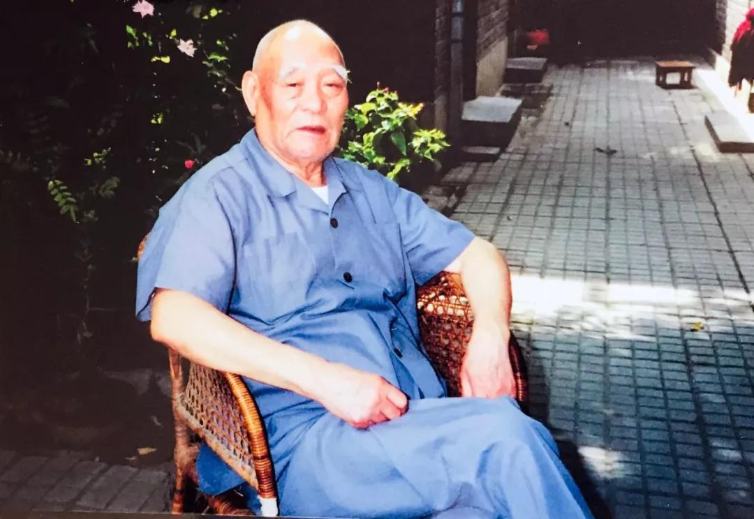 王光华同志纪念照片和奖章证书