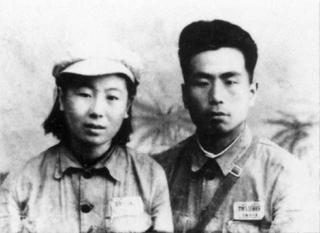 孟兆庆和米桂芬1949.10在南下途中长沙合影.jpg