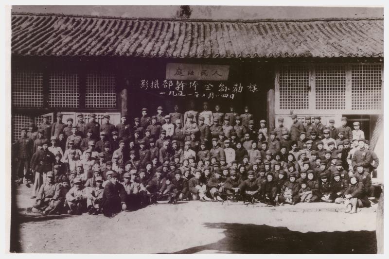 祿劝县全体干部摄影1951.2.jpg