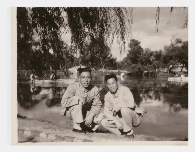 与战友合影，自左向右孟家珍、任贵生1956年於昆明.jpg