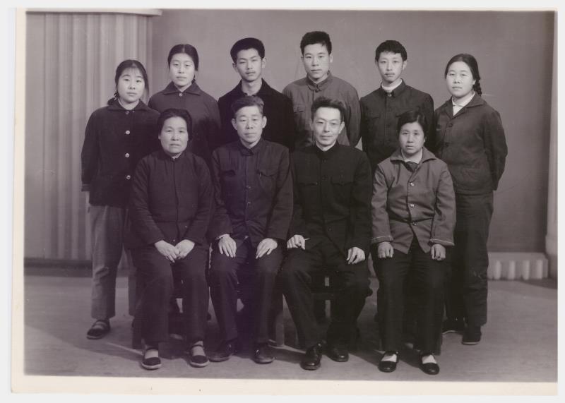 亲密战友任贵生、张毅两家合影，自左向右前排田秀峰、任贵生、张毅、许惠芬1973年.jpg