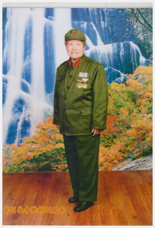 田秀峰佩戴抗战胜利60周年纪念章摄影留念，2005年.jpg