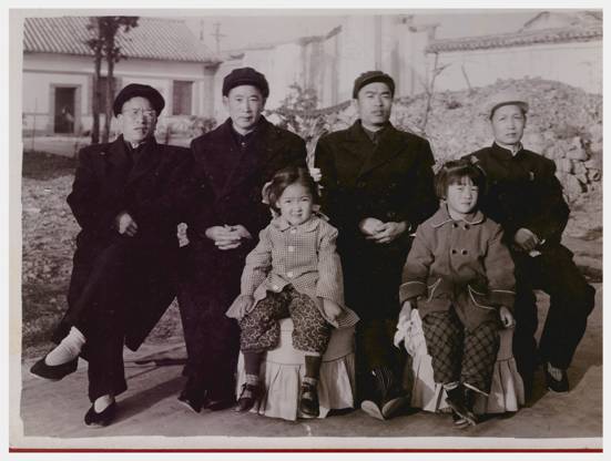 1959年外公张玉轩与周祝三、刘世杰、尚汇三之合影，前排左女孩为家母张昆华.jpg