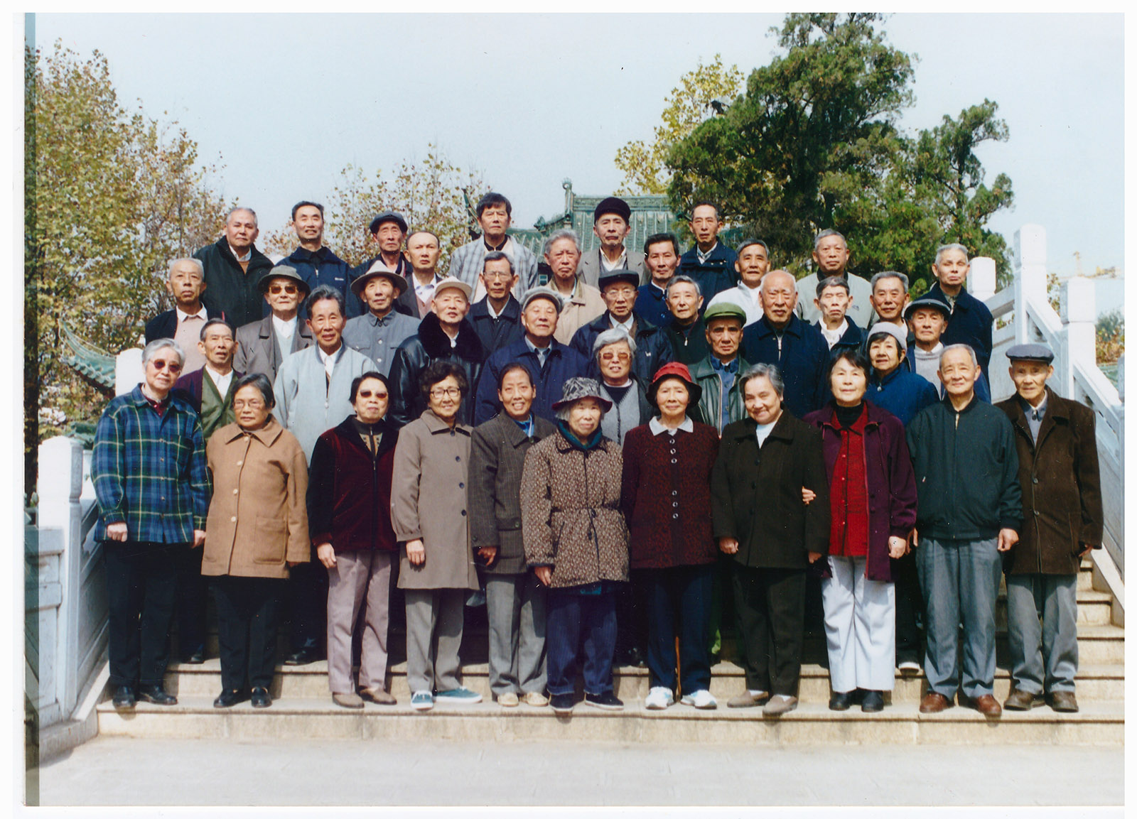 2002年11月5日西南服务团五大队合影留念（第三排右一刘石民）-.jpg