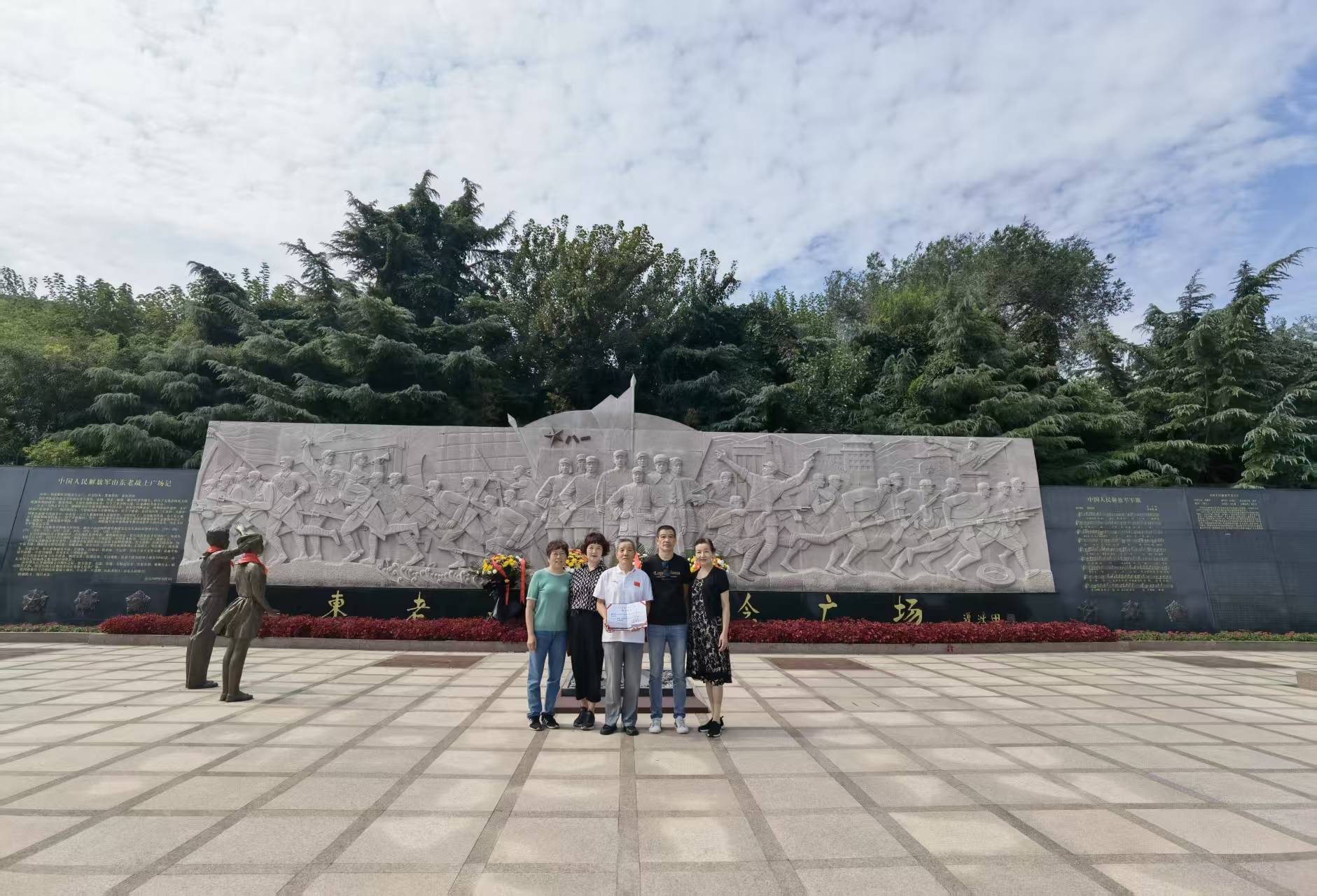 左一我爱人、左二我弟媳、右一我妹妹、右二我弟弟、中间是我.jpg