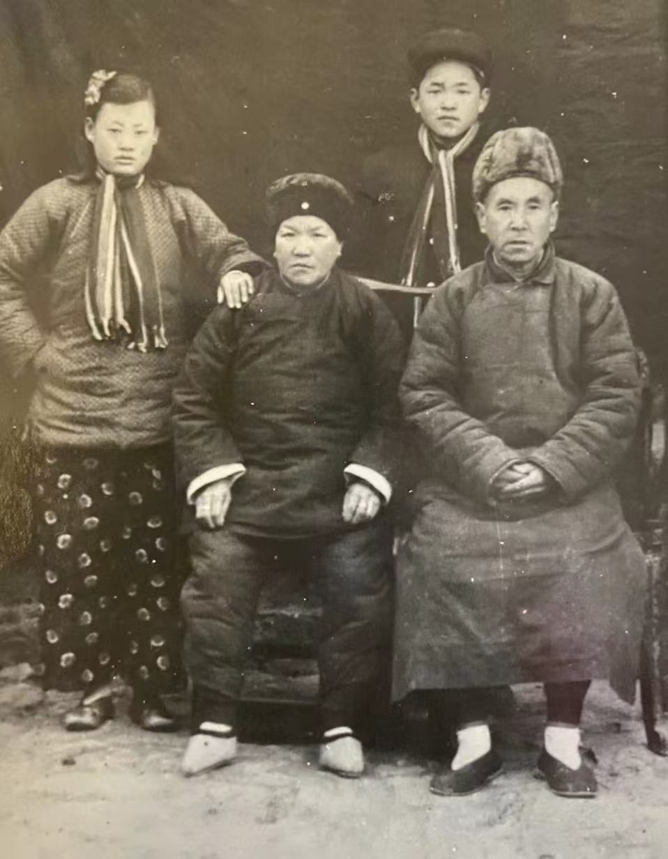 韩发德（前右）、妻子迟文珍（前左）、韩成君（后右）、妻子王淑玉（曾名刘淑琴，后左）.jpg