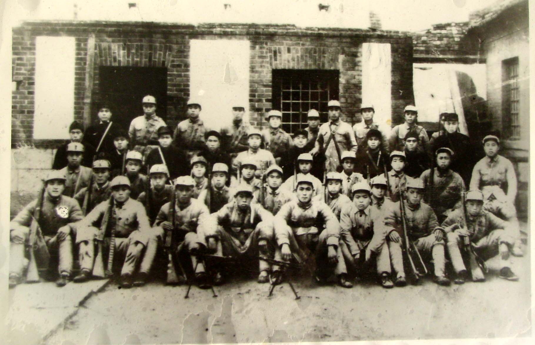 窗前着黑上衣坐位者为刘唤农1949年春任胶南县公安局长与干警合影.JPG