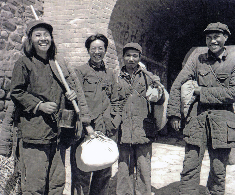 17.1947年，吴舫参加土改工作队时，外国友人柯鲁克.伊莎白拍的工作照，吴舫（左一）.jpg